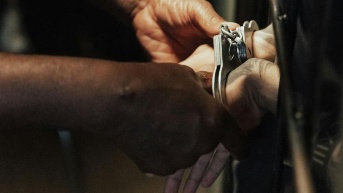 Imagen referencial para graficar a una persona detenida. (Pexels)