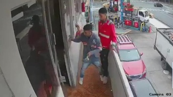 Imagen de los dos delincuentes que robaron en una gasolinera. (Televistazo)