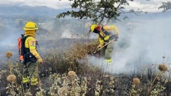 Los bomberos apagando el fuego en el sector de Nayón. (Cortesía del CBQ)