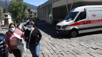 Personas en los alrededores del Hospital Eugenio Espejo. (API)