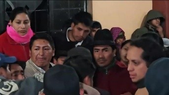 Leonidas Iza (centro) reunido con los comuneros de San Ignacio de la parroquia Toacaso, en Latacunga. (Captura de pantalla / Ecuavisa)