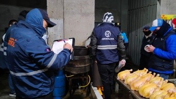 Momento en el que intervienen los técnicos de la AMC en el local de Chillogallo. (Cortesía de AMC)