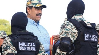 Fotografía cedida por prensa del Palacio de Miraflores del presidente de Venezuela, Nicolás Maduro (c), saludando a miembros de la Milicia Bolivariana este jueves, en Caracas. (Foto: EFE)