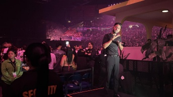 Las personas sordas perrean la música urbana de Bad Bunny en su residencia 'No me quiero ir de aquí' en Puerto Rico. (EFE)