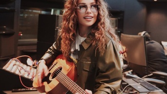 Thalía en el estudio junto a una guitarra. (RRS)
