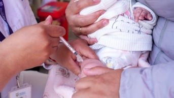 Imagen referencial de un bebé que es vacunado. (Cortesía del MSP)