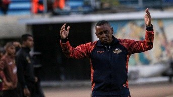 Juan Carlos León quedó inconforme con el arbitraje de los últimos partidos de Libertad de Loja. (API)