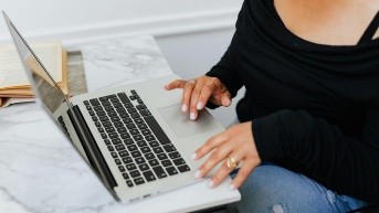 Imagen referencial para graficar un trámite virtual. (Pexels)