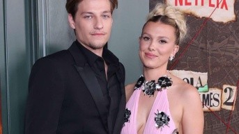 Millie Bobby Brown y Jake Bongiovi en la pasarela de Netflix. (RRSS)