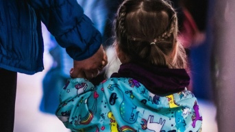 Imagen de una niña de espaldas, en referencia a una menor de seis años que fue deportada de Estados Unidos a Ecuador. (Francis Panchaud/Unsplash)