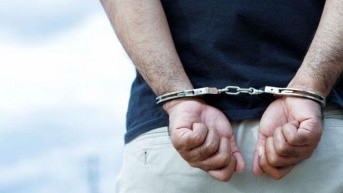 Imagen referencial de una persona detenida. (Internet)