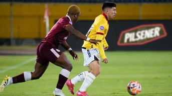 El volante de Barcelona SC, Brian Oyola, conduce el balón contra Vinotinto por la fecha 26 de la Liga Ecuabet coenctada por Xtrim (API)