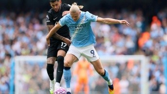 El defensa del Tottenham, Cuti Romero, disputa el balón con el delantero del Manchester City, Erling Haaland por la Premier League (Foto: Tottenham)