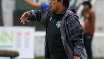 El entrenador de Mushuc Runa, Paúl Vélez, en el partido contra Macará por la Liga Ecuabet conectada por Xtrim (API)