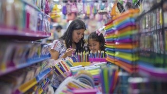 Imagen referencial de compra de lista de útiles. (Freepik)