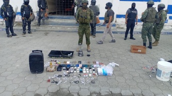 Casi 200 celulares y otros objetos prohibidos fueron decomisados tras requisas en dos cárceles en Ecuador. (Ejército Ecuatoriano)