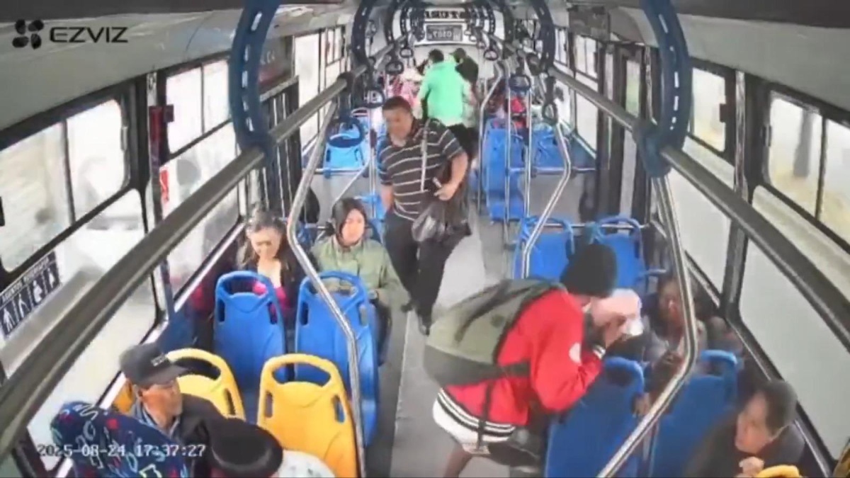 Momento del asalto con armas blancas a los pasajeros de un bus. (Captura)