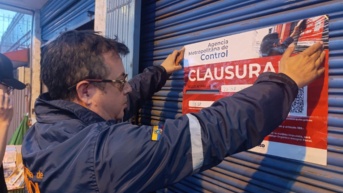 Momento en que los técnicos de la AMC claususaron el local. (Cortesía de MAC)