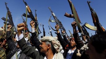 Imagen de archivo de combatientes hutíes en Saná, la capital de Yemen. (EFE)