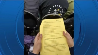 Imagen de la grabación realizada por un médico ecuatoriano, con gafas inteligentes, del examen de residencia que rindió en Argentina. (Televistazo)