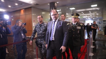 El ministro John Reimberg ingresando a la Asamblea Nacional, el pasado 27 de febrero. (Flickr de la Asamblea Nacional)