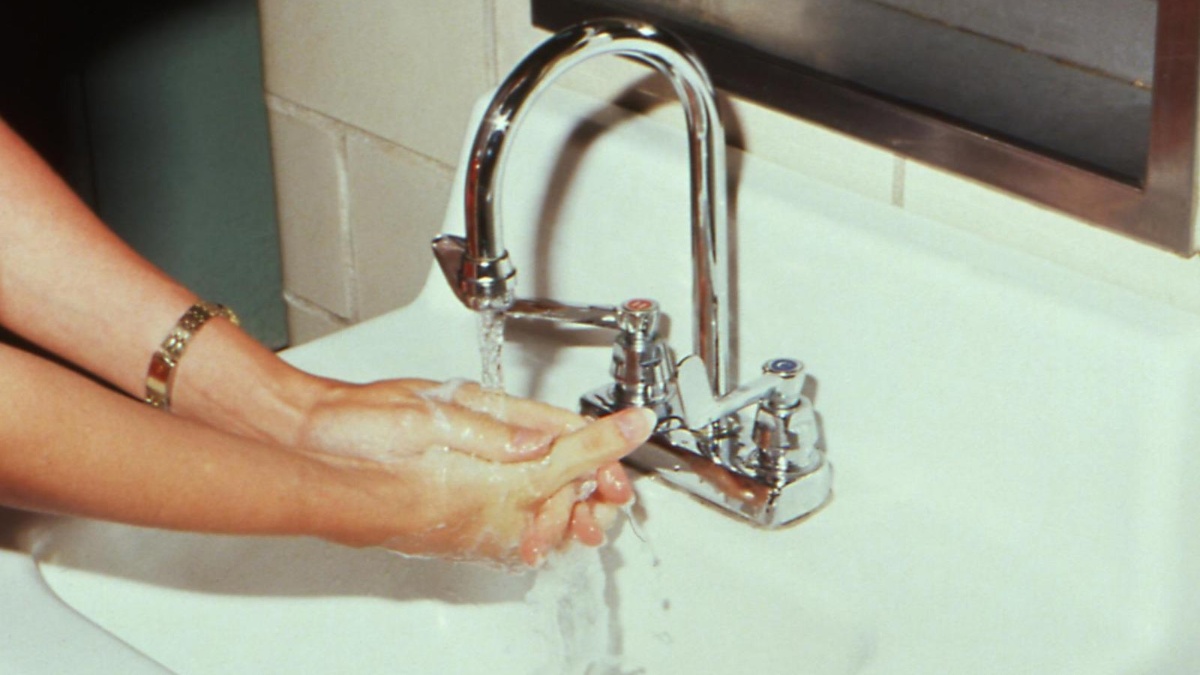 Imagen de una persona lavándose las manos con el agua de un grifo en un baño. (Pexels)