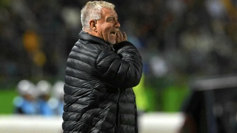 El entrenador Ever Hugo Almeida en un partido con Mushuc Runa por la Copa Sudamericana (AFP)