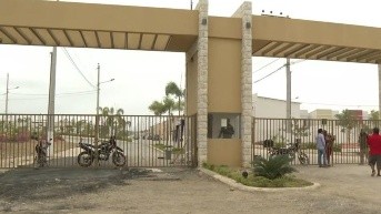 Imagen del exterior de una urbanización ubicada en Chongón, en Vía a la Costa. (Archivo/Televistazo)