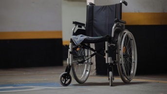 Imagen de una silla de ruedas en un parqueadero. (Vitor Camilo/Unsplash)