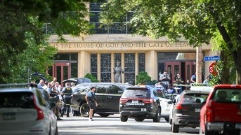 La policía responde a un tiroteo en la Escuela Católica Annunciation en Minneapolis, Minnesota, EE. UU. (CRAIG LASSIG / EFE)