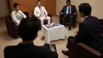 Daniel Noboa (centro, de blanco) durante una reunión con autoridades de Japón. (Presidencia)