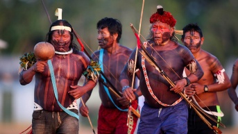 Indígenas de la etnia Xikrin participando en una danza de celebración en la aldea Mrotidjam, en la reserva indigena Trincheira do Bacaja (Brasil). EFE/ Fernando Bizerra Jr Archivo. (Fernando Bizerra Jr ARCHIVO / EFE)