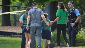 Familias se hacen presentes en la Escuela Católica Annunciation, en Minneapolis, Minnesota, EE. UU., el 27 de agosto de 2025, luego de que se registrara un tiroteo. (EFE)