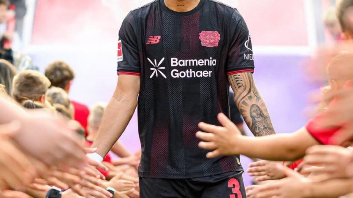 Piero Hincapié en un partido con el Bayer Leverkusen (Foto: Internet)