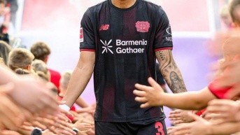 Piero Hincapié en un partido con el Bayer Leverkusen (Foto: Internet)