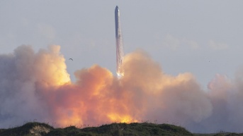 El décimo cohete de prueba Starship de SpaceX despega desde las instalaciones de Starbase, visto desde South Padre Island, Texas, EE. UU. (EFE)