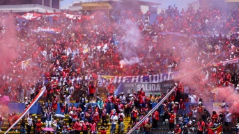 La hinchada de El Nacional en el partido ante Liga de Quito por la fecha 26 de la Liga Ecuabet conectada por Xtrim (API)