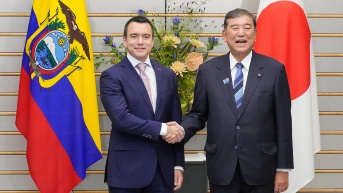 El presidente ecuatoriano, Daniel Noboa (I), Shigeru Ishiba (D), se dan la mano antes de su reunión en la oficina del primer ministro en Tokio, el 28 de agosto de 2025. (EFE)