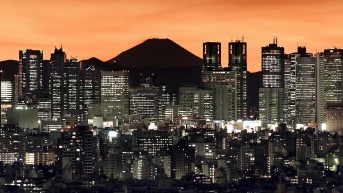 El pico del monte Fuji puede verse sobre los rascacielos Shinjuku en Tokio al amanecer el miércoles 27 de diciembre de 2006. (Foto de EFE)