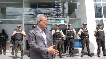 Óscar Ayerve en los exteriores del nuevo edificio del Cpccs. (API)
