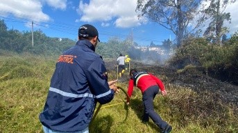 Momento en el que interviene personal de la AMC y Bomberos. (Cortesía de AMC)
