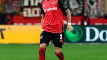 Piero Hincapié en un partido con el Bayer Leverkusen (Foto: Internet)