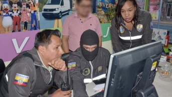 Momento en el que interviene la Policía Nacional en uno de los locales. (Cortesía del Registro Civil)