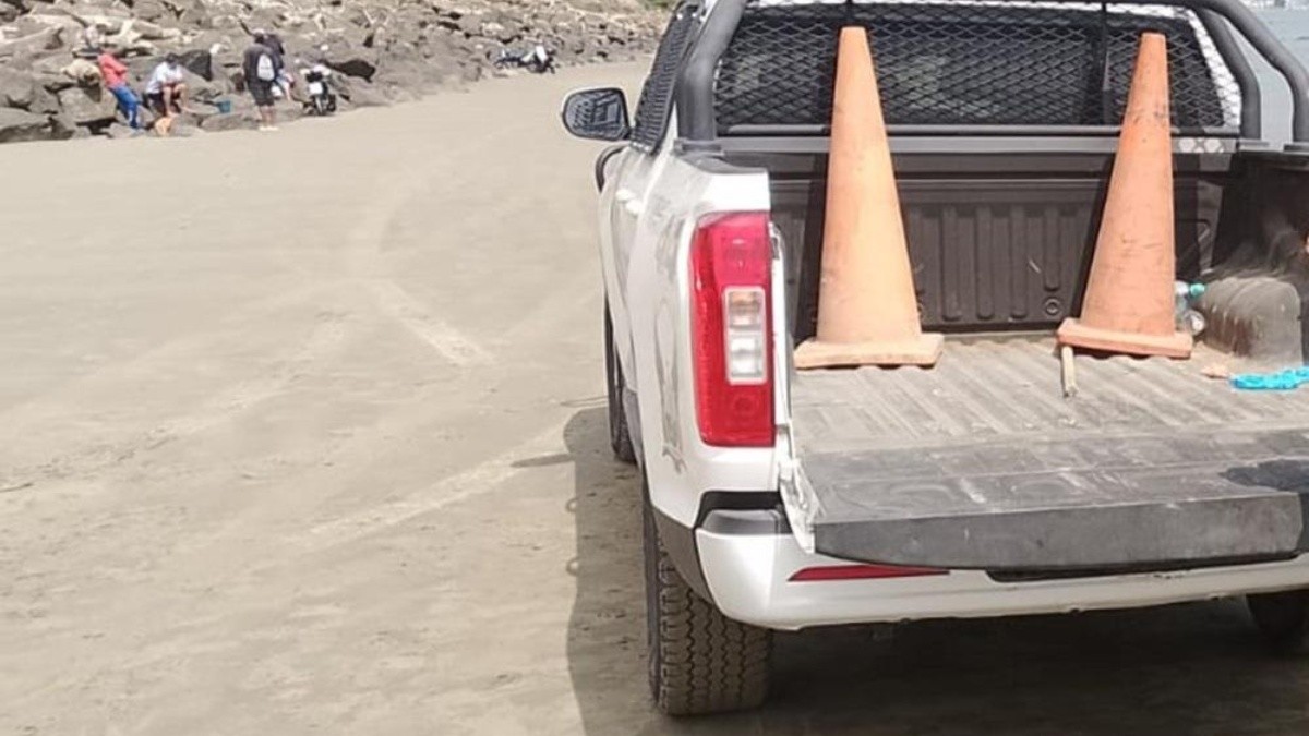 Foto de la camioneta donde fue recogida el resto humano en San Vicente,  el jueves 28 de agosto. (Cortesía)