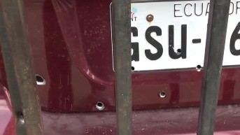 Foto del auto de la familia de Sixto Vega, acribillada por una banda criminal en Flor de Bastión, noroeste de Guayaquil el 28 de agosto. (Televistazo)