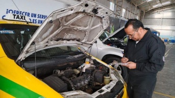 Uno de los técnicos de matriculación revisando el motor de un vehículo. (Cortesía de Quito Informa)