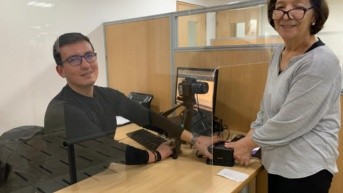 Ximena Coba al momento que sacó la cédula de identidad. (Cortesía del Registro Civil)