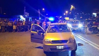 Foto del auto que fue acribillado en la parroquia Roberto Astudillo, en Milagro, la noche del viernes 29 de agosto. (Buenas Nuevas Periódico En Vivo - Facebook)