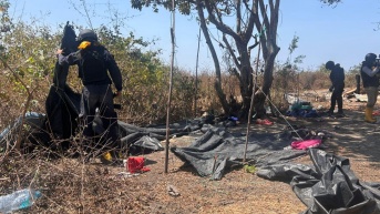 Imagen de un campamento del grupo criminal Los Lobos usado para ocultar droga y vigilar los buques que arriban a Guayaquil. (Ecuavisa)