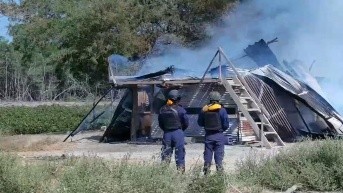 Imagen de una guarida de Los Lagartos que fue incinerada por la Armada Nacional. (Televistazo)